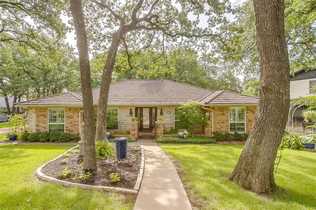 Property Photo:  2824 Winterhaven Drive  TX 76054