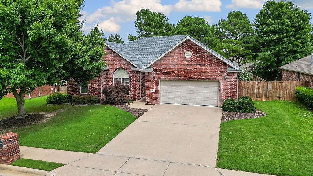 Property Photo: 1409 S Breckenridge Loop AR 72756