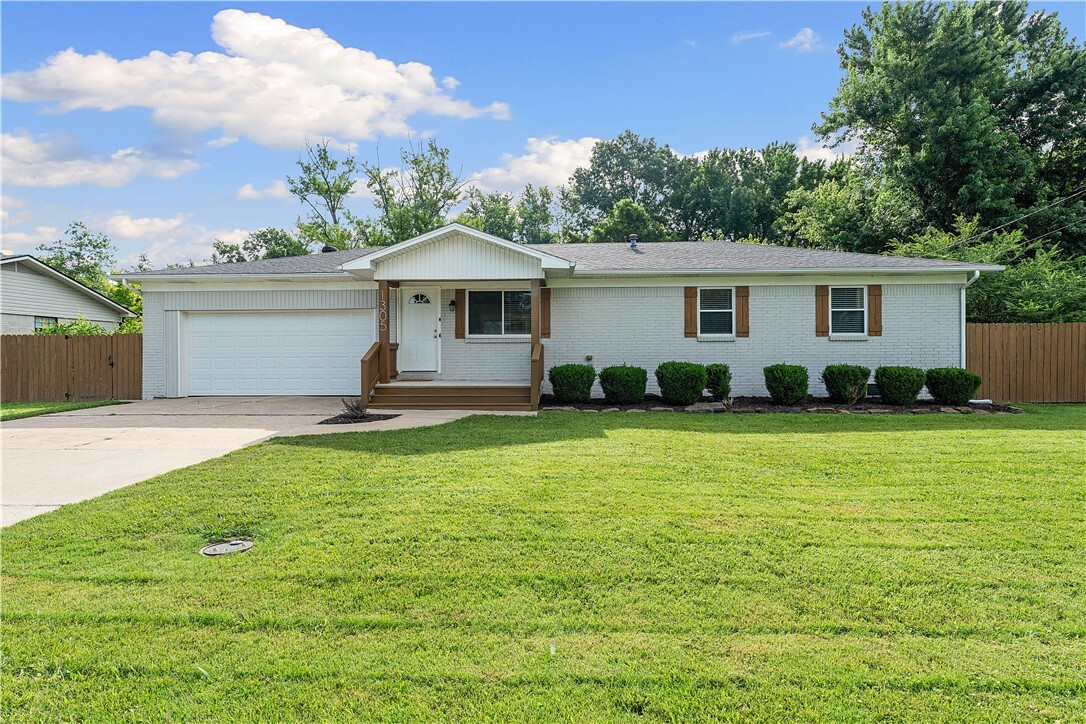 Property Photo:  1305 SE D Street  AR 72712 