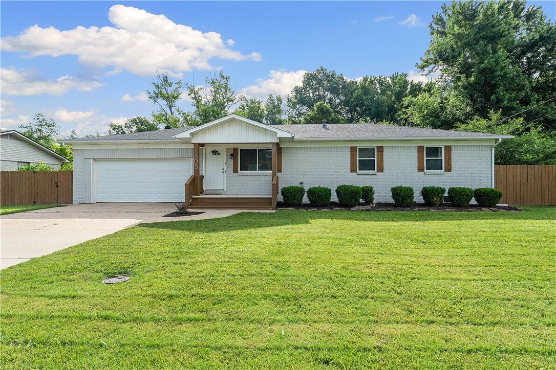Property Photo: 1305 SE D Street AR 72712