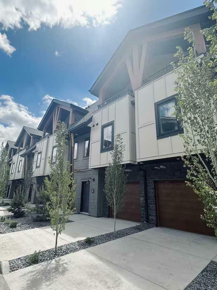 Property Photo: 1717 Mountain Avenue 3 AB T2W 2W1