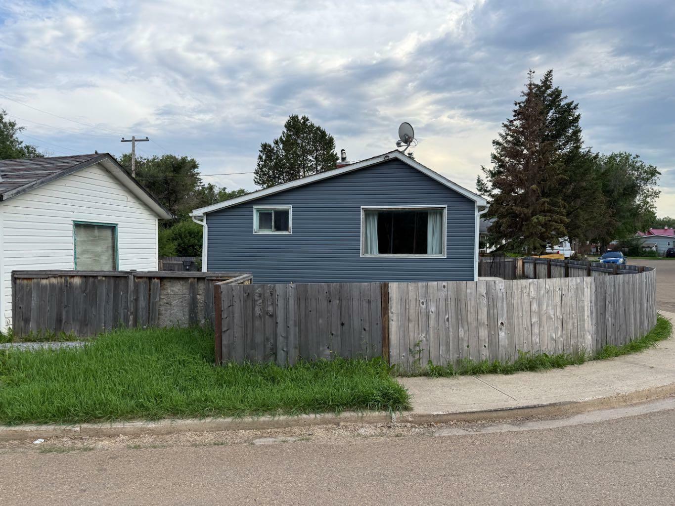 Property Photo: 106 Poplar Crescent AB T0J 0Y1