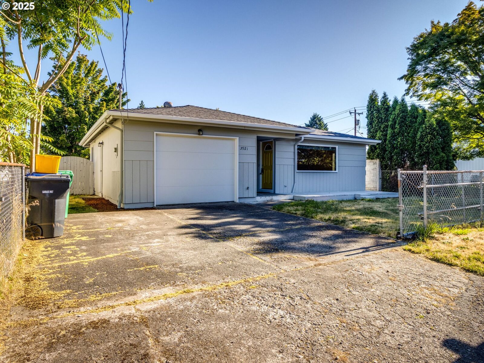 Property Photo:  5921 SE Malden St  OR 97206 