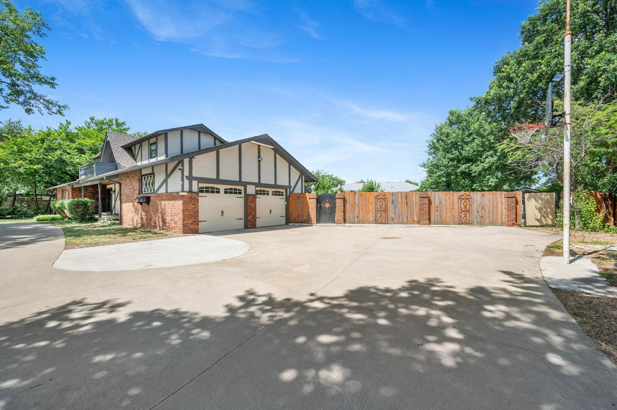 Property Photo: 1327 N Perth Ave KS 67208