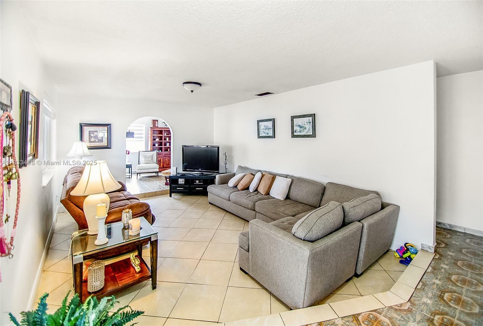 Property Photo: 10721 SW 38th St FL 33165