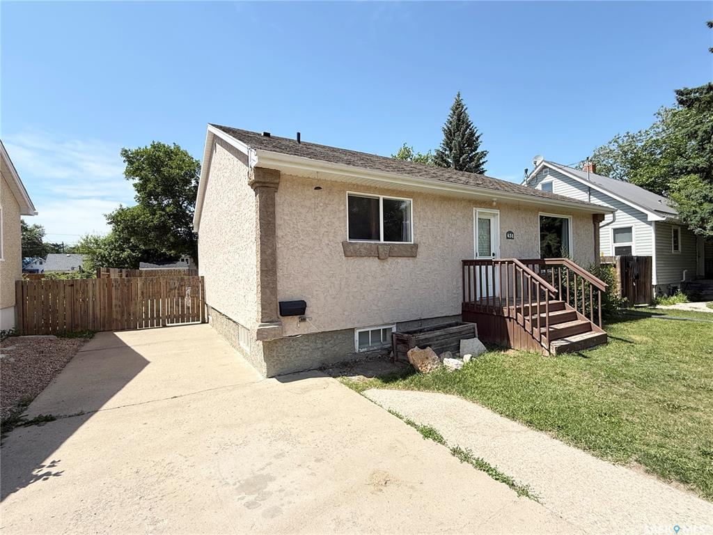 431 Albert Street  Weyburn SK S4H 1G4 photo
