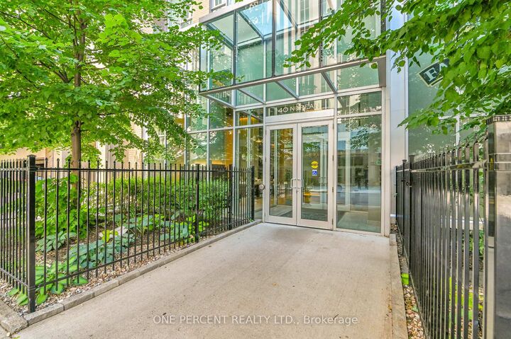 Property Photo: 40 Nepean Street 1905 ON K2P 0X5