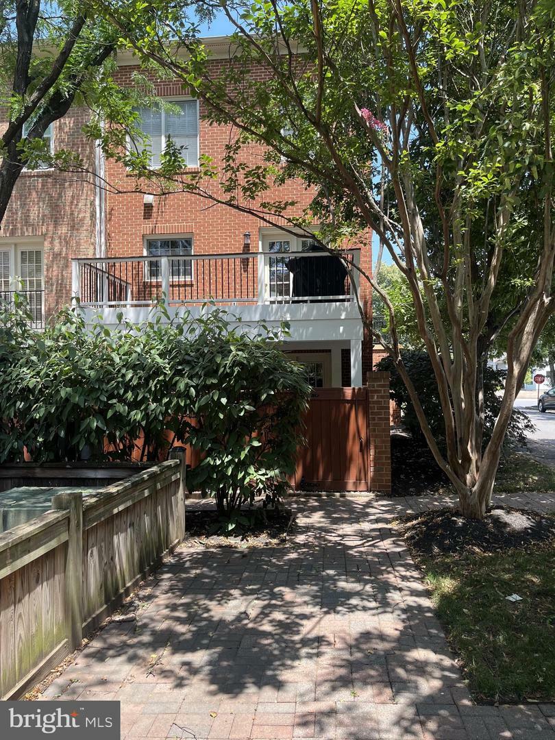 Property Photo: 1158 N Vernon Street VA 22201