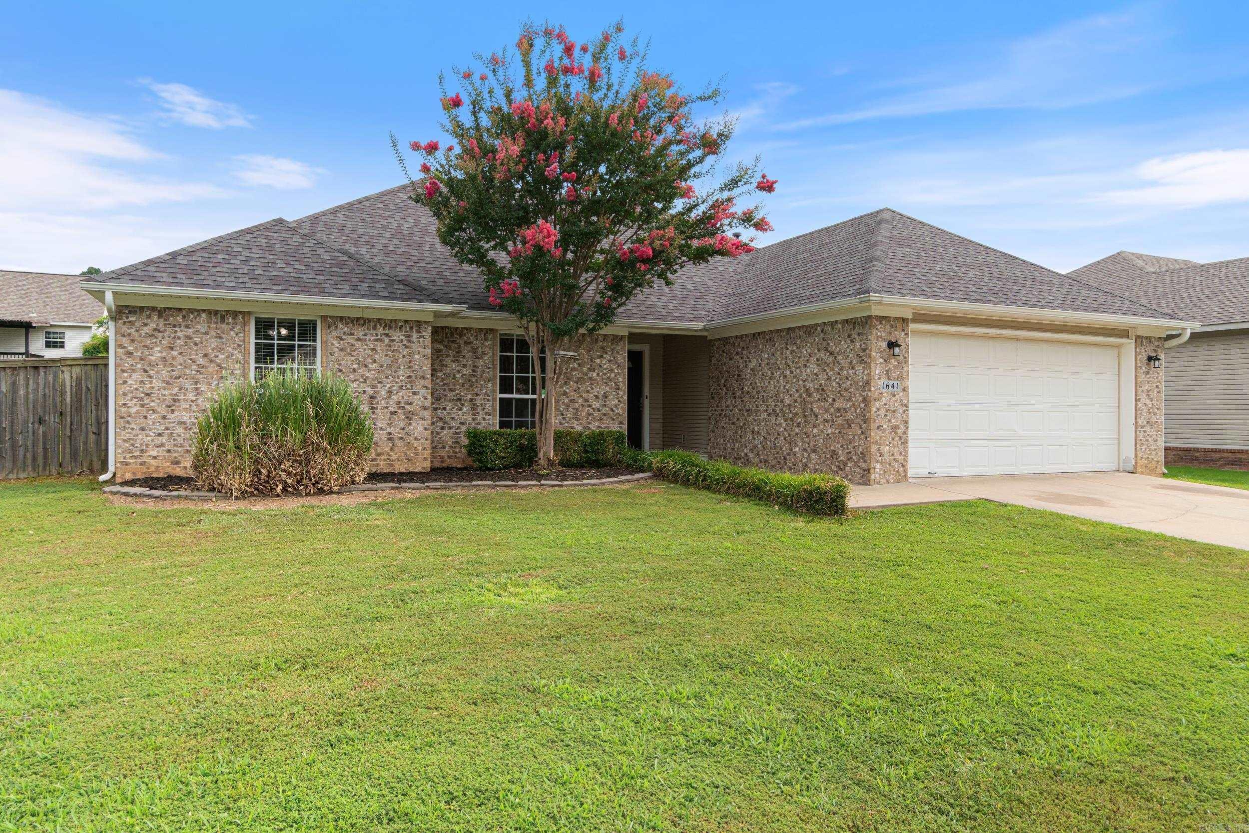 Property Photo: 1641 White Oak Circle AR 72019