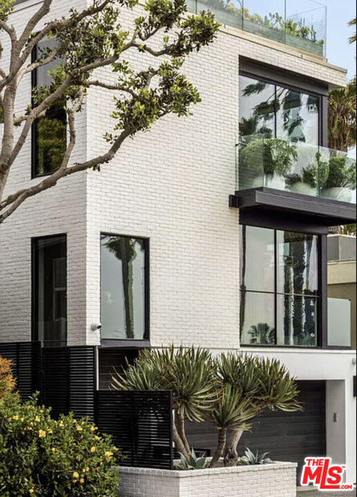 Property Photo:  120 Hart Ave  CA 90405