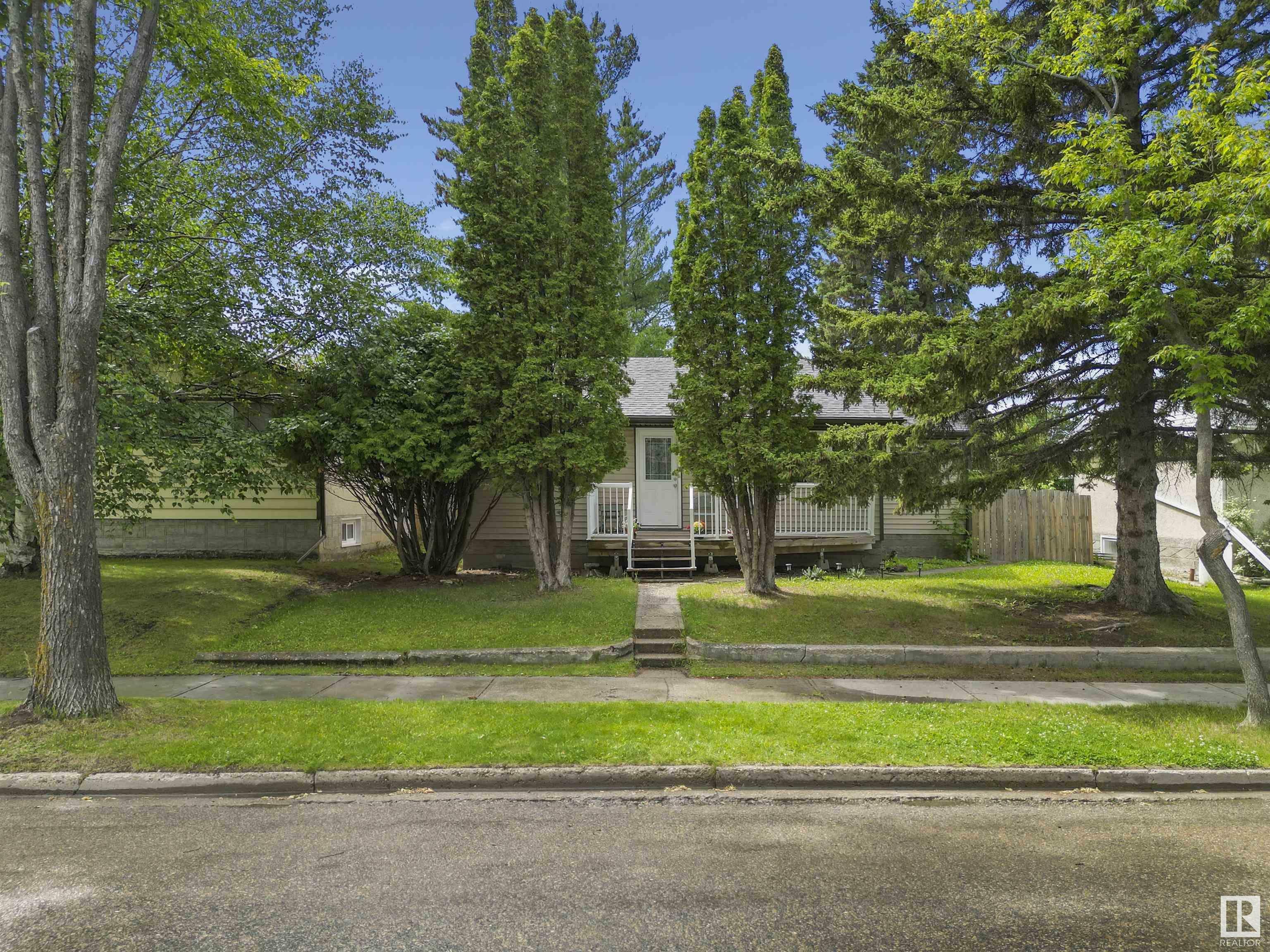 Photo de la propriété: 5036 45 Street AB T7A 1C1