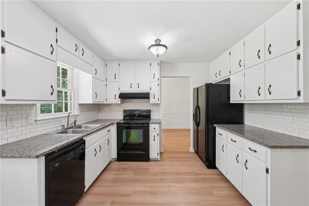 Property Photo: 125 Summit Court GA 30214