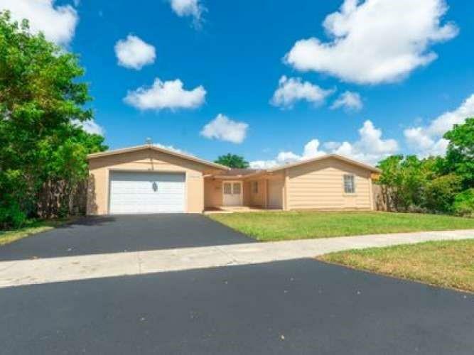 3210 SW 118th Ct  Miami FL 33175 photo