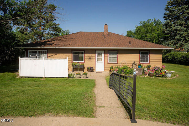 Property Photo: 711 2nd Avenue SE ND 58401