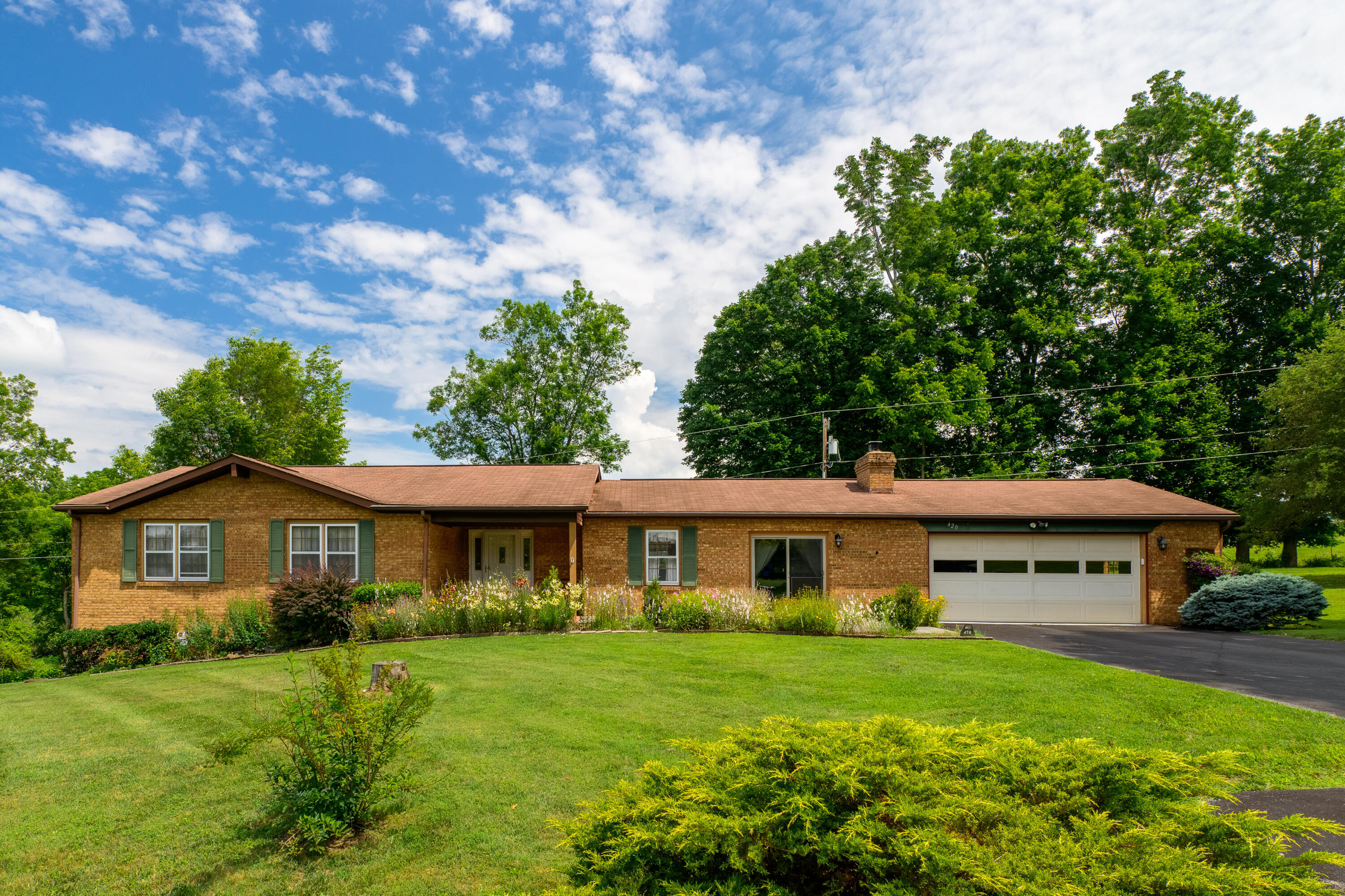 Property Photo: 420 Cloverfield Ln WV 24901