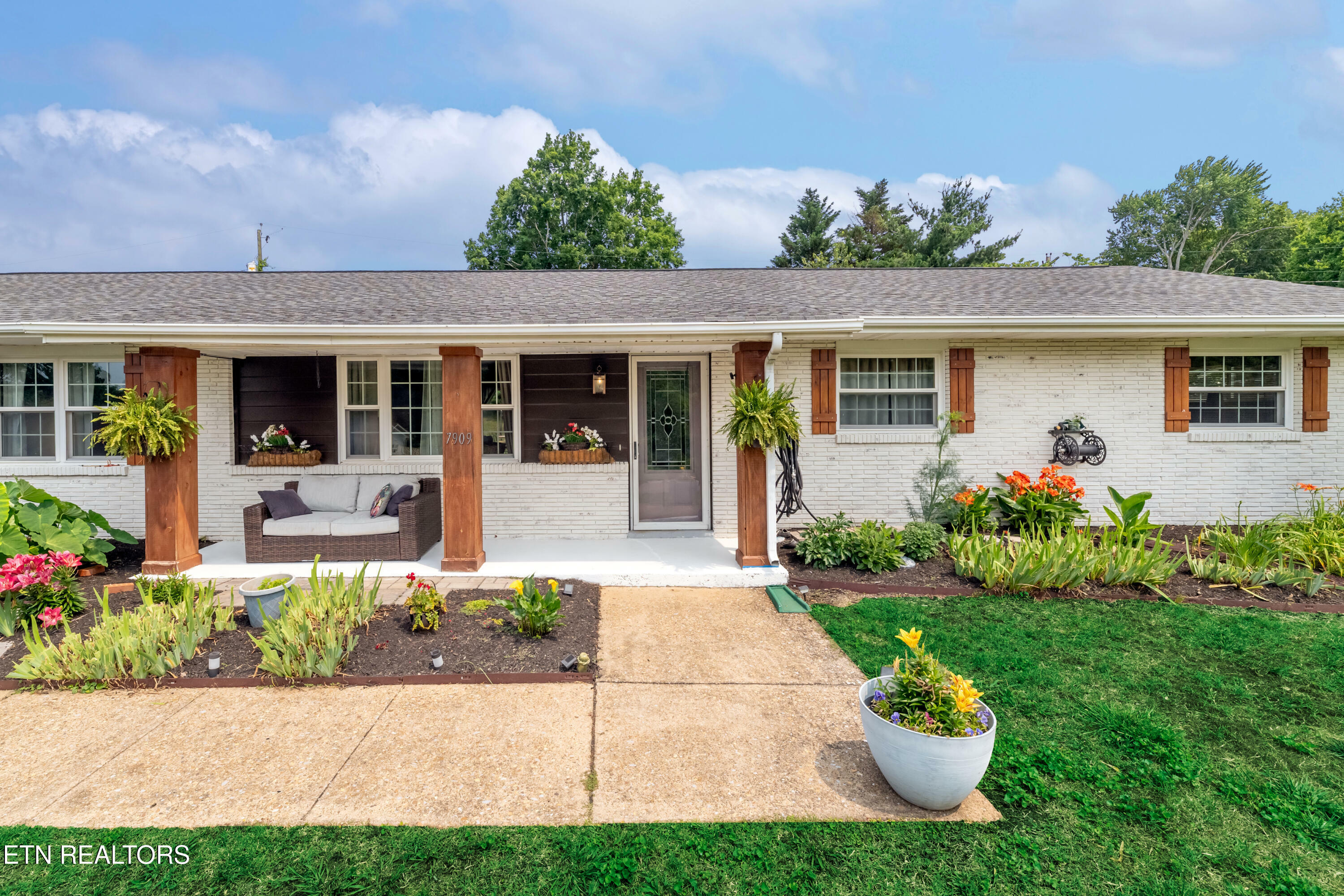 Property Photo: 7909 Livingston Drive TN 37919