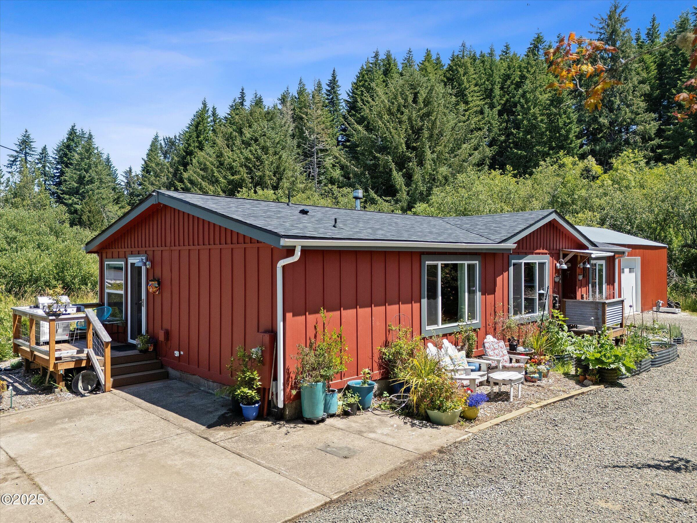 Property Photo: 186 NE Palmer Street OR 97380