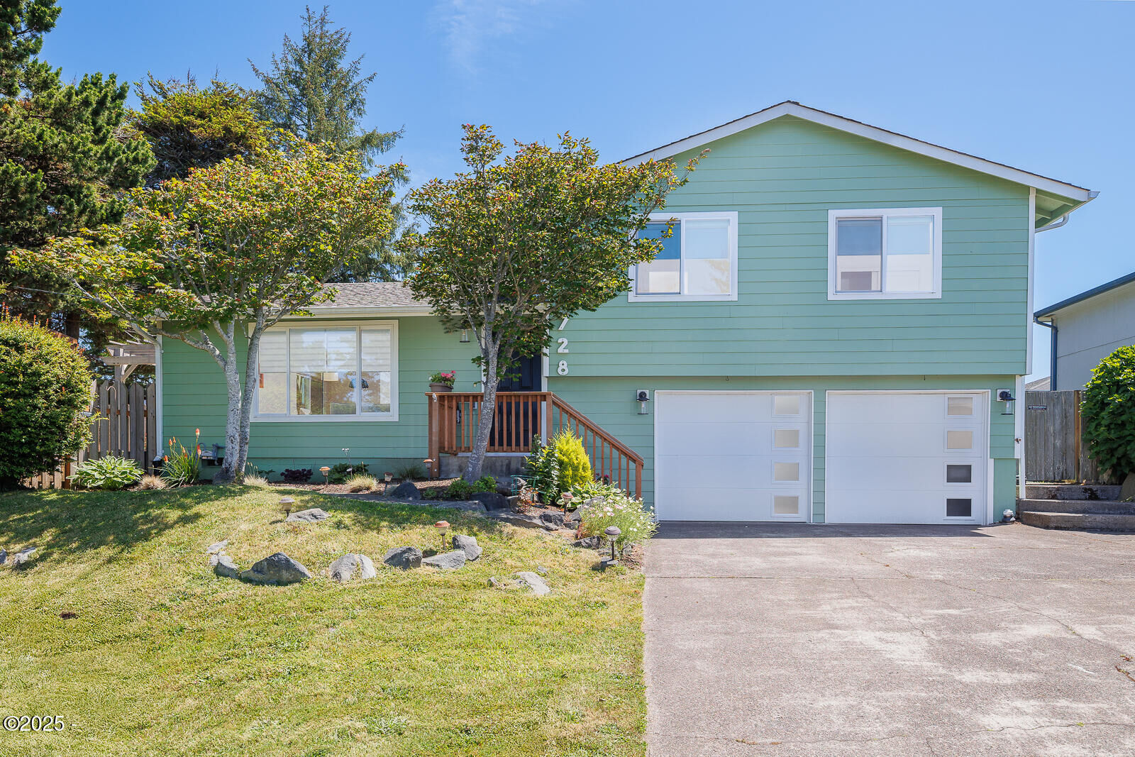 Property Photo: 728 NE Benton Street OR 97365