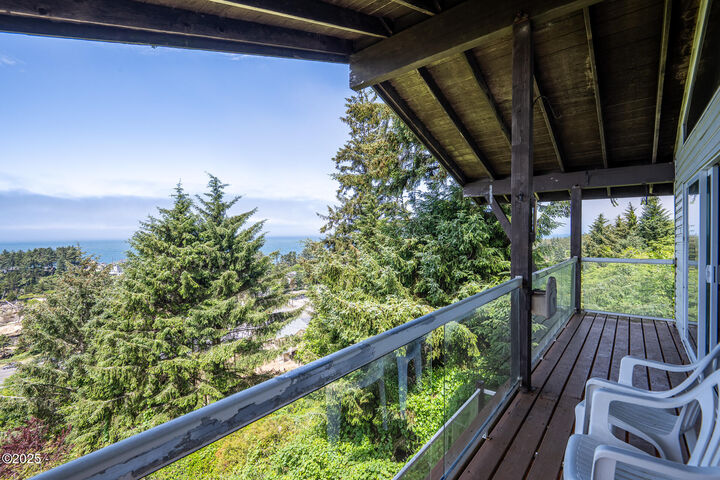 Property Photo: 340 NE Vista Terrace Avenue OR 97341