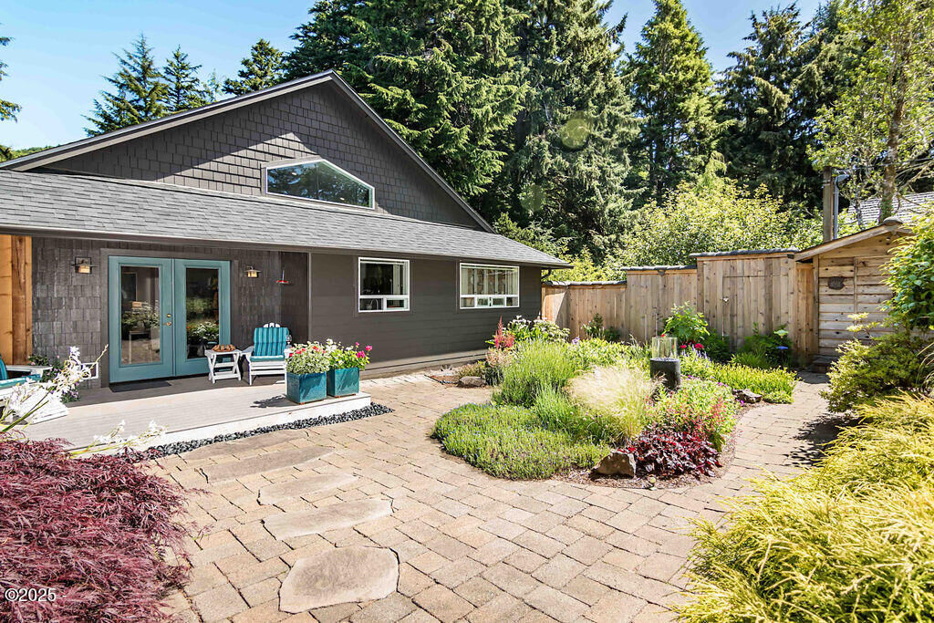 Property Photo: 235 4th Street OR 97369