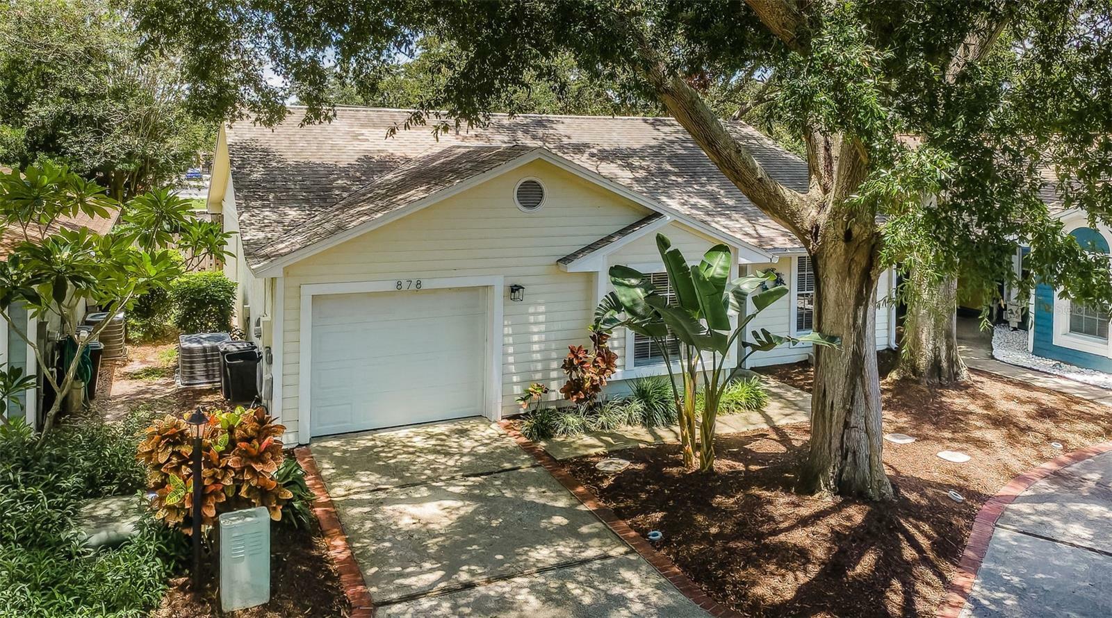 Property Photo: 878 Franklin Cir FL 34683