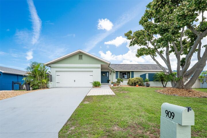 Property Photo: 909 Silver Palm Way FL 33572