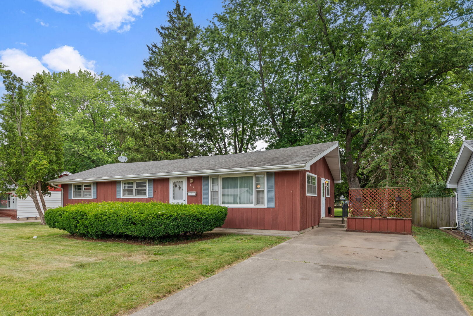 Property Photo: 214 Hickory Lane IL 60954