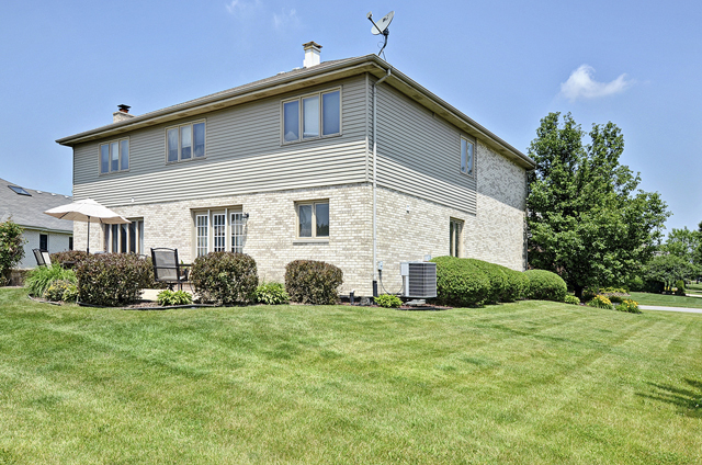 Property Photo: 2301 Kerry Lane IL 60561