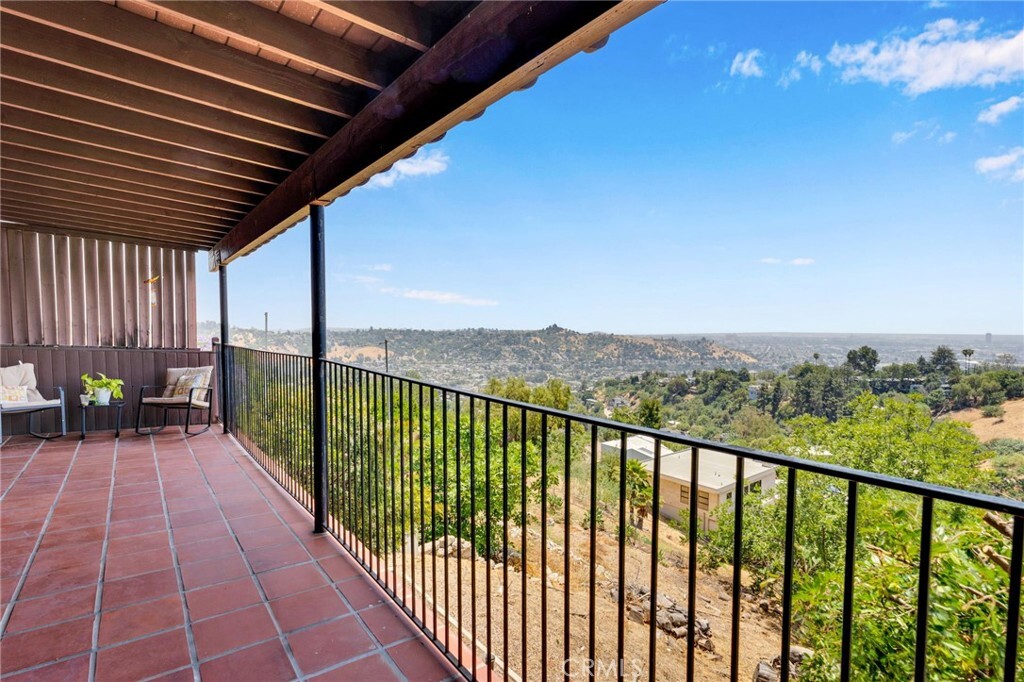 Property Photo:  585 W Avenue 46  CA 90065 