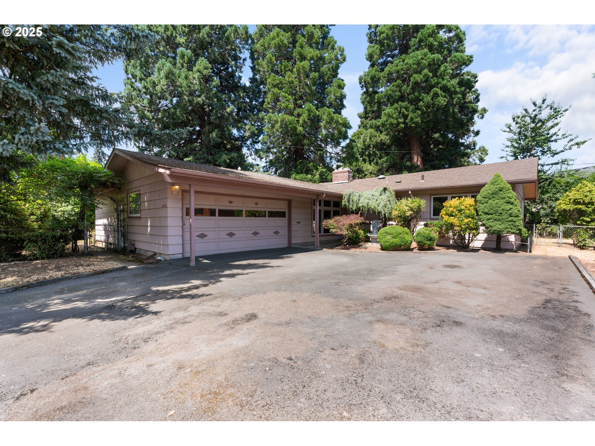 Property Photo: 10303 NE Russell Ct OR 97220