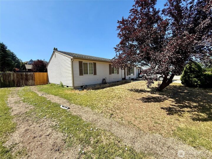 Property Photo: 1700 Lincoln Park Circle WA 98801