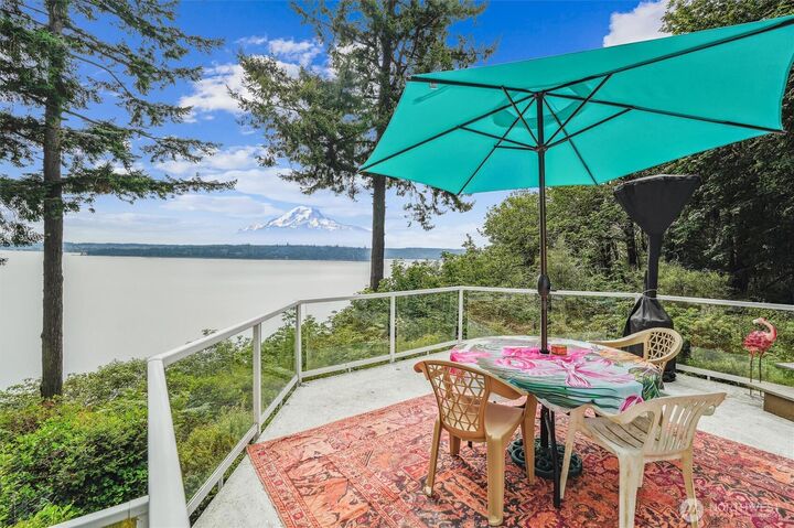 Property Photo:  10125  Totem Way  WA 98303