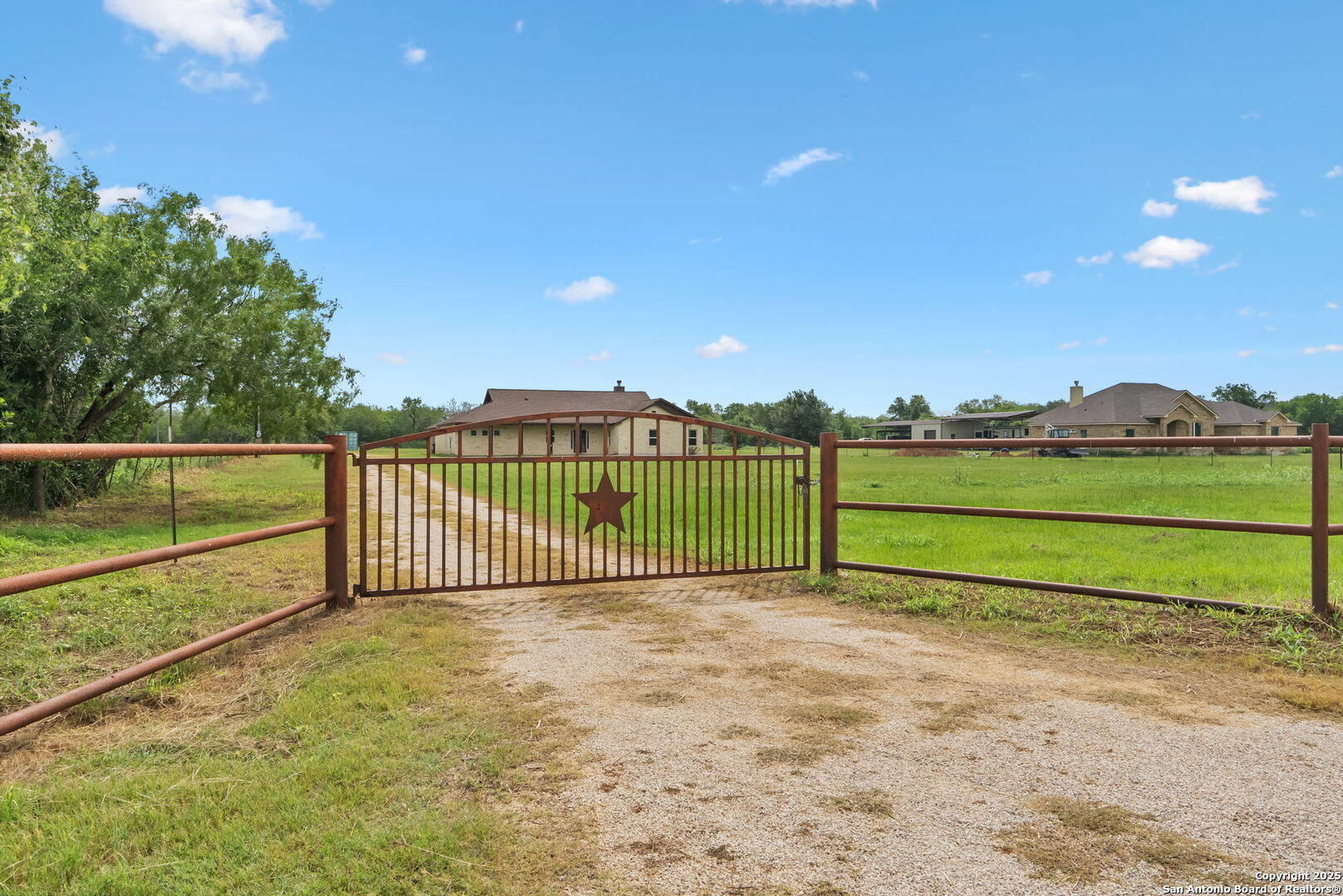 Property Photo: 800 County Road 467 TX 78160