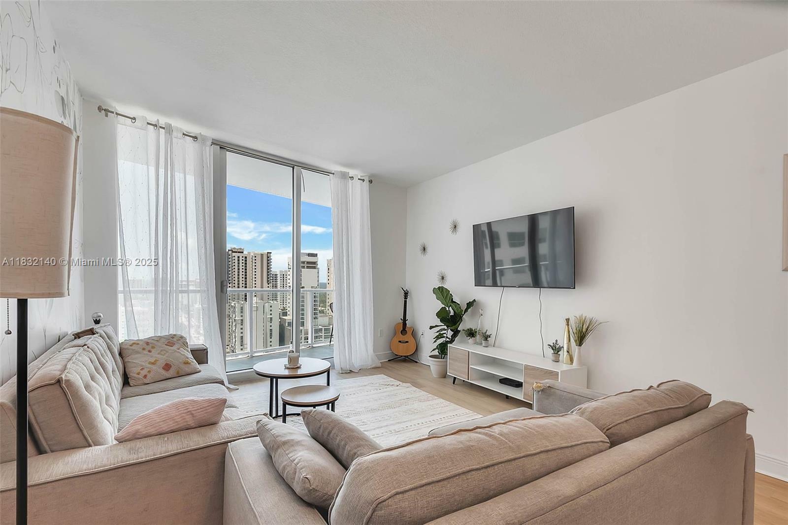 Property Photo: 185 SW 7th St 2204 FL 33130