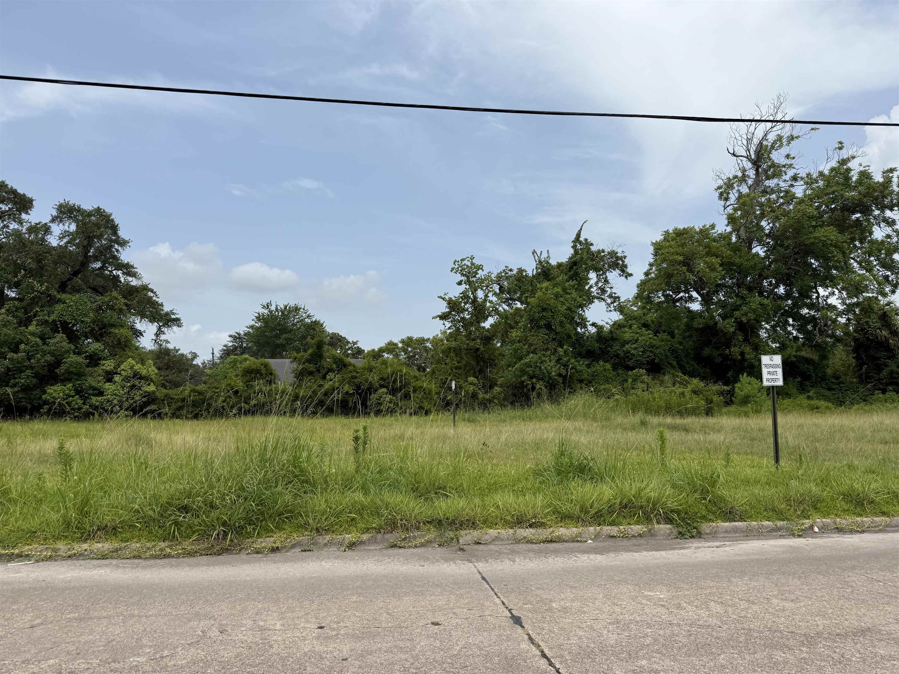 Property Photo: 1302 W Cherry TX 77630