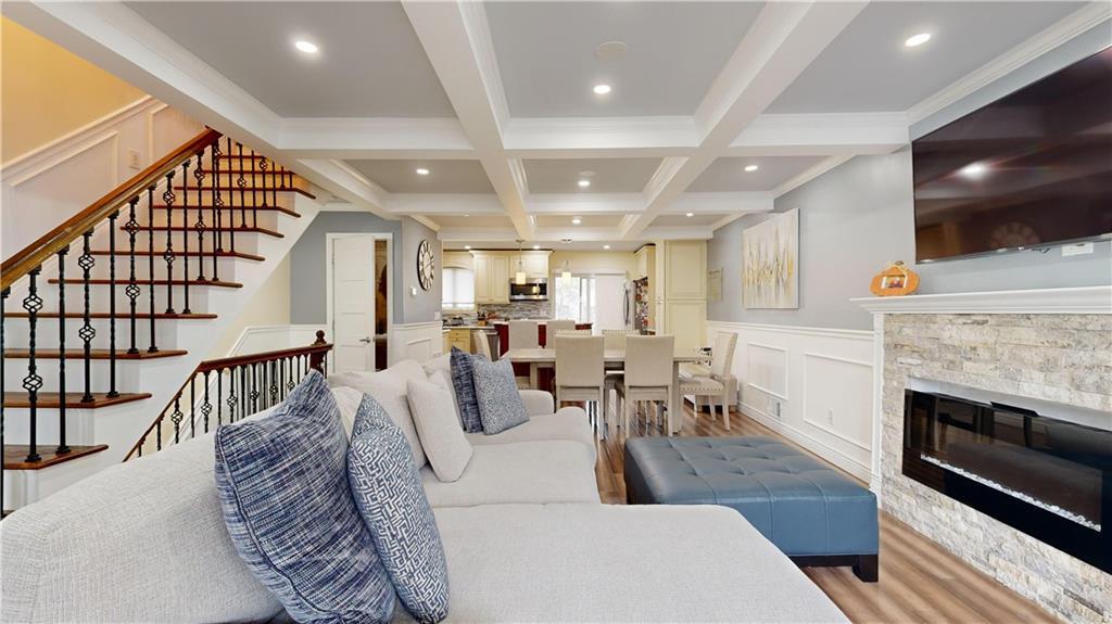 Property Photo:  39 Hemlock Court  NY 10309 
