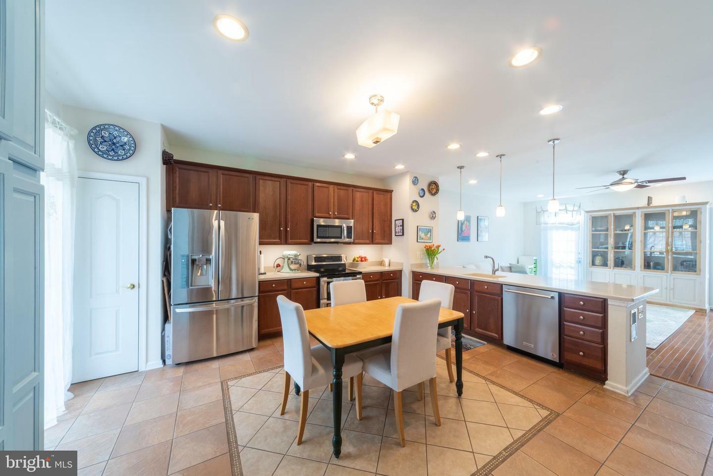Property Photo: 6931 Rolling Creek Way VA 22315