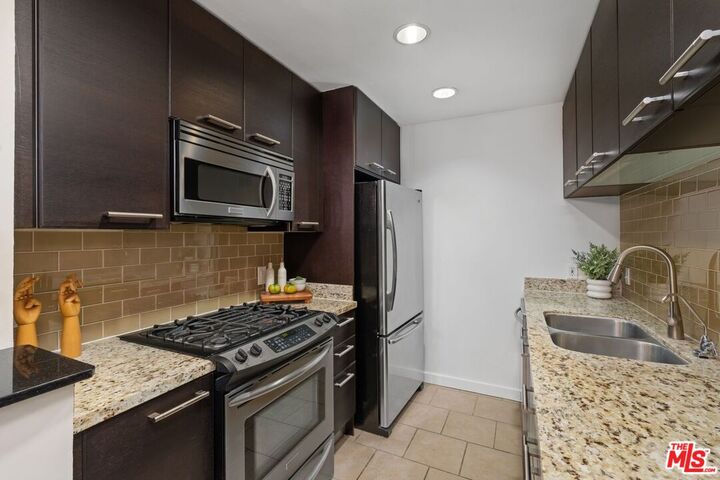 Property Photo: 585 N Rossmore Ave CA 90004