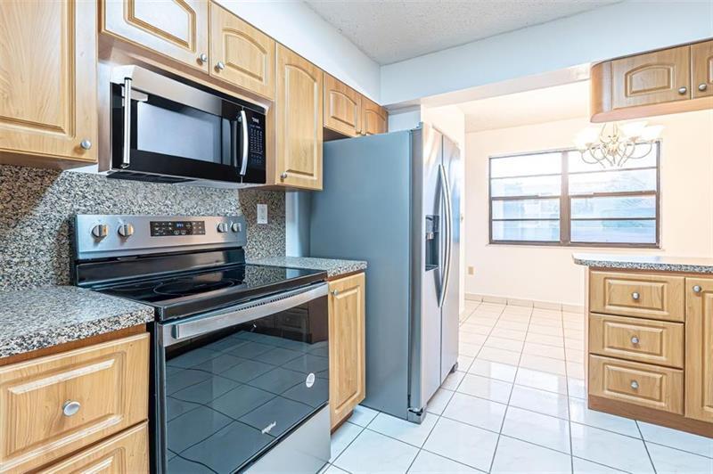 Property Photo: 1470 W 41st St 201 FL 33012
