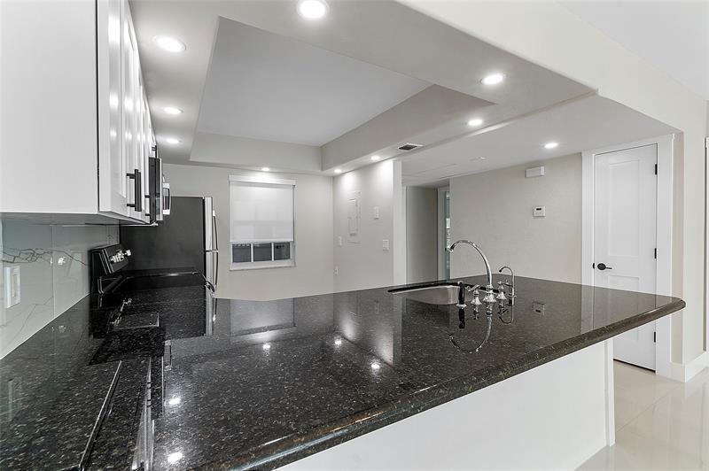 Property Photo: 605 Oaks Dr 210 FL 33069