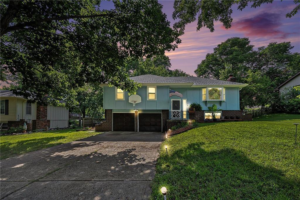 Property Photo: 7608 N Serene Avenue MO 64152