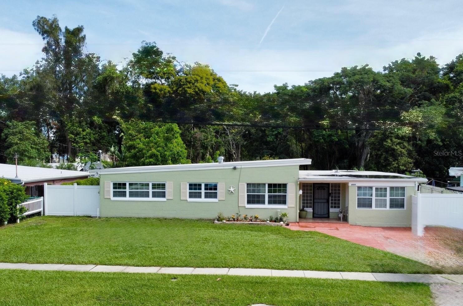 Property Photo:  5925 Dahlia Drive  FL 32807 