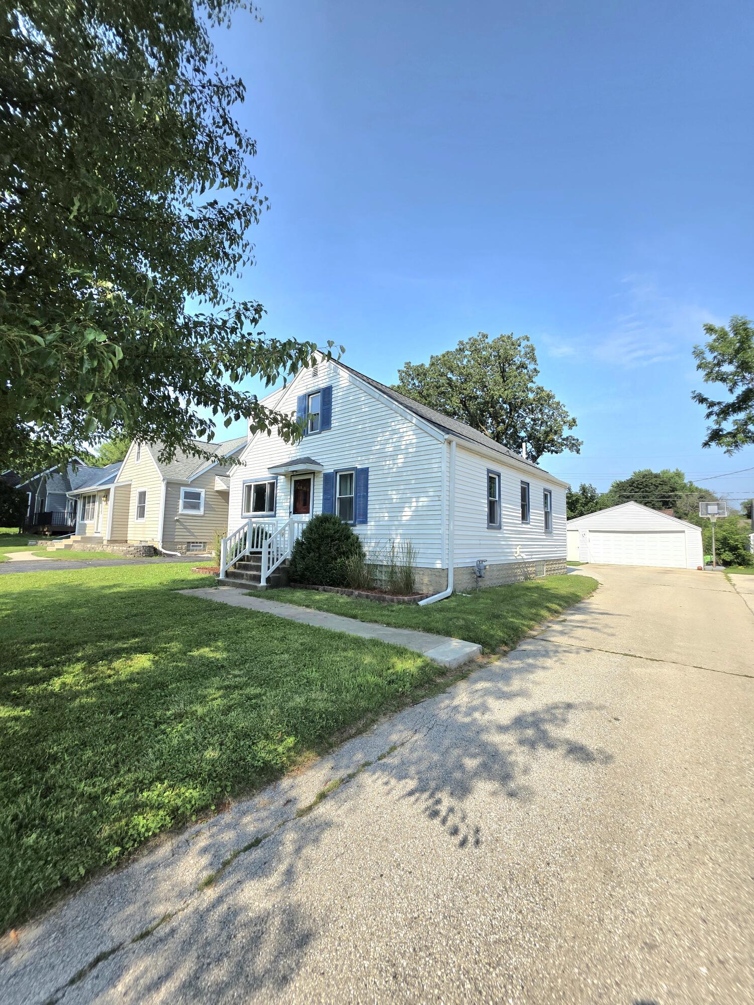 Property Photo: 1170 Lois Ave WI 53045