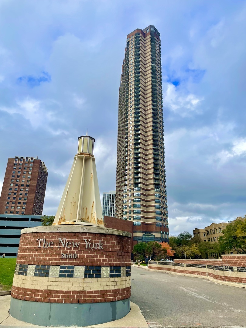 Property Photo: 3660 N Lake Shore Drive 2106 IL 60613