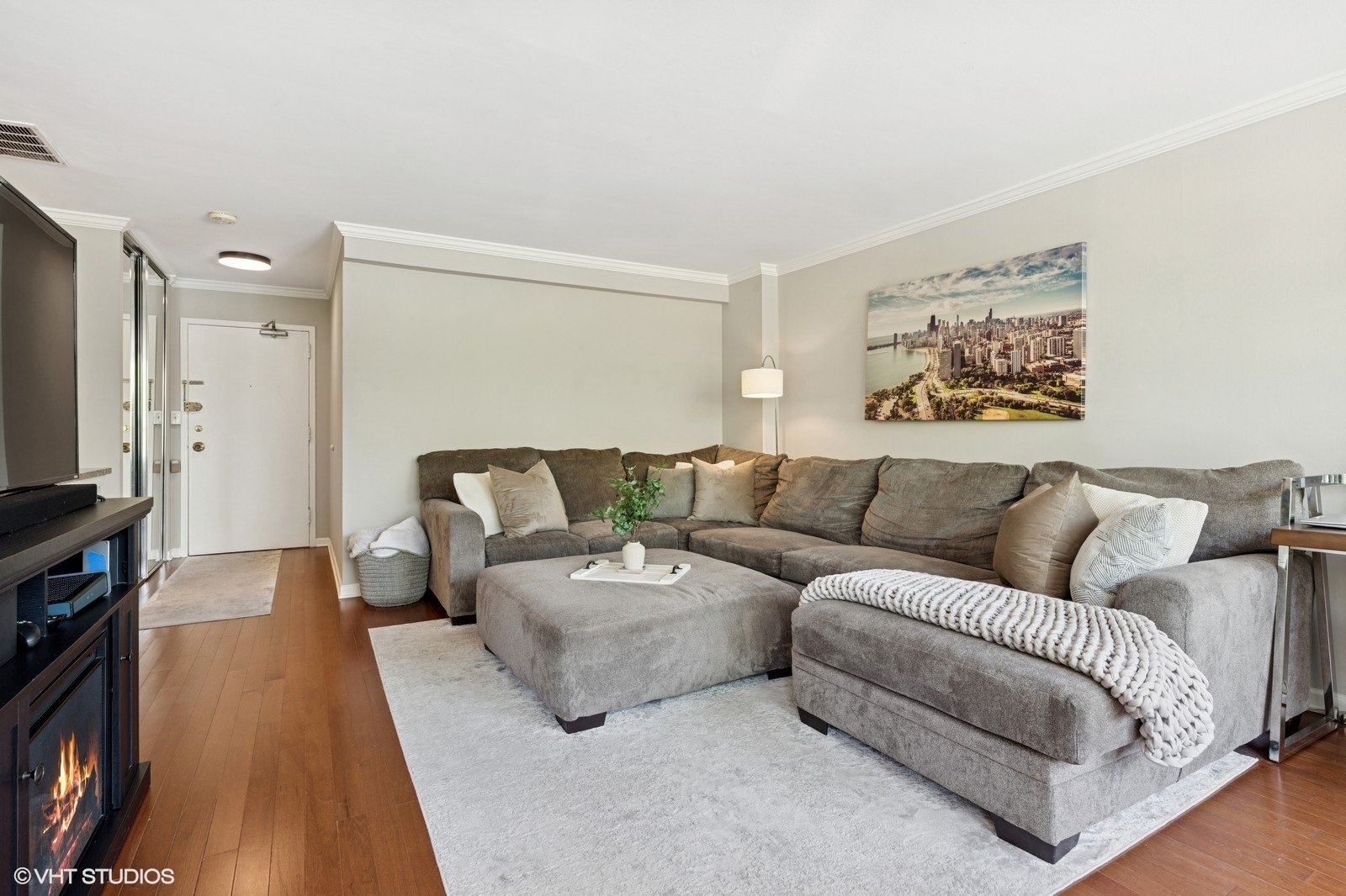 Property Photo: 1455 N Sandburg Terrace 204 IL 60610
