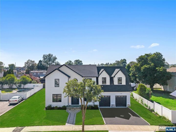 Property Photo:  12 Thistle Court  NJ 07512 