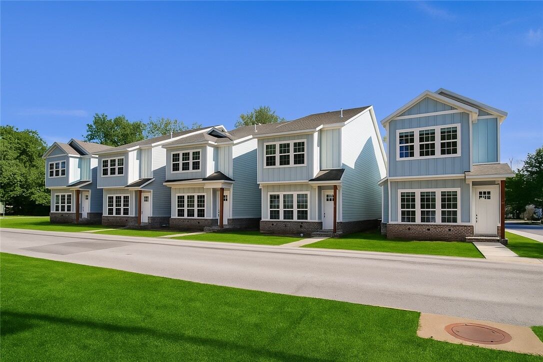 Property Photo: 510/508/506/504/502 W Persimmon Street AR 72756