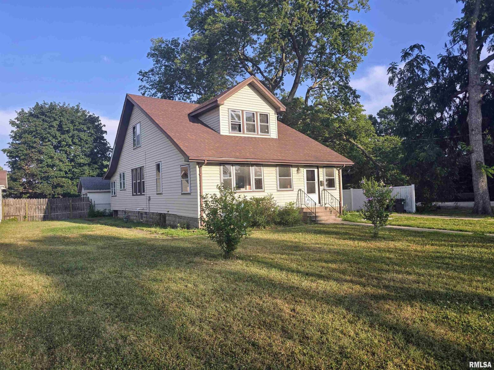 Property Photo: 1113 S 5th Street IL 61554