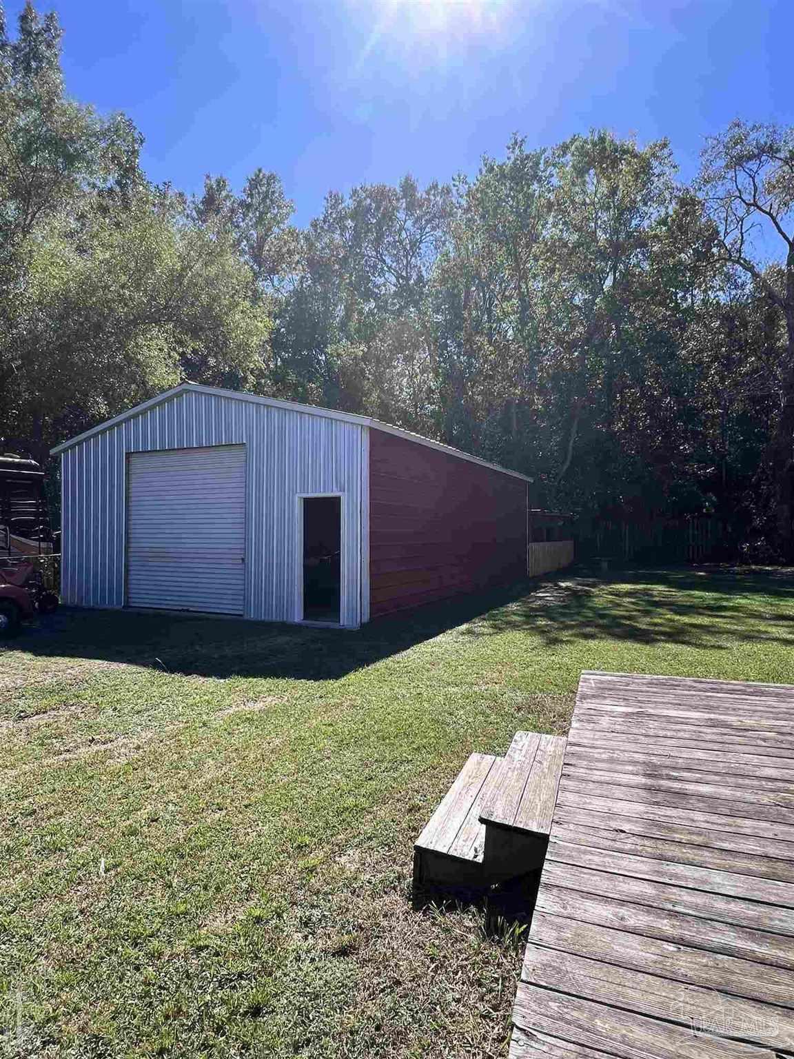 Property Photo: 6165 Brickyard Rd FL 32577
