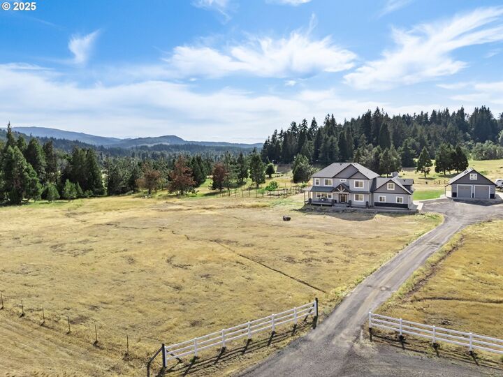 Property Photo: 84536 Bountiful Dr OR 97438